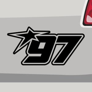 Pode incluir: Adesivo preto e branco com uma estrela e o número 97. A estrela está atrás do número e tem um contorno cinza.