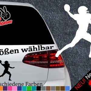 Könnte beinhalten: Ein weißes Auto mit einer schwarz-weißen Silhouette eines Footballspielers, der einen Ball wirft. Das Auto hat einen Aufkleber mit der Aufschrift "6 Größen wählbar" und "21 verschiedene Farben".
