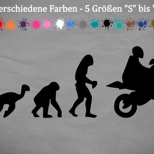 Puede incluir: Una ilustración en blanco y negro de la evolución del hombre, comenzando con un dinosaurio, luego un mono, luego un hombre de las cavernas y finalmente un hombre conduciendo una motocicleta. El texto sobre la imagen dice "18 verschiedene Farben - 5 Größen "S" bis "XXL""