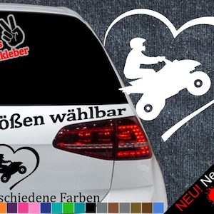 Könnte beinhalten: Ein weißer herzförmiger Aufkleber mit einer Silhouette eines Quadfahrers. Der Aufkleber befindet sich auf der Heckklappe eines weißen Autos. Der Text "6 Größen wählbar" und "21 verschiedene Farben" ist auf dem Auto sichtbar. Der Text "+ Gratis Testaufkleber" ist in der oberen linken Ecke des Autos sichtbar. Der Text "NEU! Neonfarben" ist in der unteren rechten Ecke des Autos sichtbar.