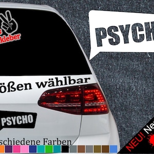 以下が含まれることがあります： 白い車に、吹き出しの中に「PSYCHO」と書かれた黒と白のステッカーが貼ってあります。ステッカーは車のリアウィンドウに貼られています。車には、「6 Größen wählbar」と書かれたステッカーと、「21 verschiedene Farben」と書かれたステッカーなど、他のステッカーも貼られています。車の真下には、カラーサンプルも並んでいます。