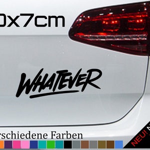 Op de afbeelding: Een witte auto met een zwarte vinyl sticker waarop in graffiti-stijl "WHATEVER" staat. De sticker is 20 cm bij 7 cm. De auto heeft een rood achterlicht en een tekstoverlay die "21 verschiedene Farben" zegt en een kleurenpalet van 21 verschillende kleuren laat zien.