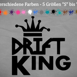 Puede incluir: Calcomanía de vinilo en blanco y negro con las palabras "DRIFT KING" en una fuente estilizada. Una corona con un gorro de bufón se encuentra sobre las palabras. La calcomanía está disponible en 18 colores y 5 tamaños, de S a XXL.