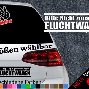 Può includere: Un'auto bianca con un adesivo bianco e nero che dice "Bitte Nicht zuparken! FLUCHTWAGEN" e "6 Größen wählbar". L'adesivo è sul lunotto posteriore dell'auto. C'è anche un adesivo più piccolo che dice "+ Gratis Testaufkleber" e un segno di pace. L'auto ha un fanale posteriore rosso. L'immagine mostra anche una selezione di 21 colori diversi e un testo che dice "NEU! Neonfarben".