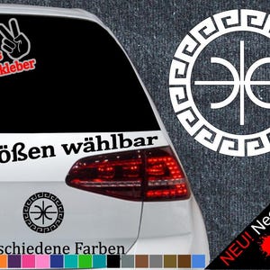 Könnte beinhalten: Ein weißes Auto mit einem schwarz-weißen Aufkleber eines Basketballs mit einem griechischen Schlüsselmuster. Der Aufkleber sagt "6 Größen wählbar" und "21 verschiedene Farben". Es gibt auch Aufkleber eines Peace-Zeichens und einen rot-weißen Aufkleber, der "+ Gratis Testaufkleber" sagt.