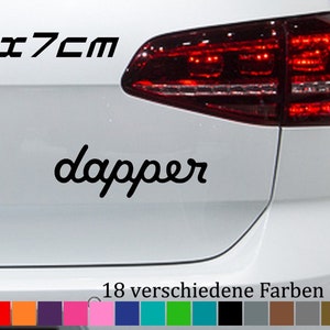 以下が含まれることがあります： 黒いビニールステッカーが貼られた白い車。ステッカーには、筆記体で「dapper」と書かれている。ステッカーのサイズは20 x 7 cm。車は赤いテールライトとバンパーに小さな黒い円形がある。車の真下には18色のカラーサンプルが並んでいる。