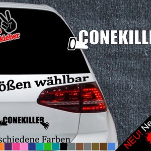 Könnte beinhalten: Ein weißes Auto mit einem schwarz-weißen Aufkleber, auf dem "CONE KILLER" steht, an der Heckscheibe. Der Aufkleber zeigt auch eine Hand, die nach rechts zeigt. Das Auto hat ein rotes Rücklicht und eine schwarze Stoßstange. Der Aufkleber ist in 6 Größen und 21 Farben erhältlich. Der Text "NEU! Neonfarben" befindet sich in der unteren rechten Ecke des Bildes.
