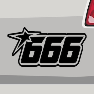 Puede incluir: Calcomanía en blanco y negro con una estrella y el número 666. El número está en una fuente en negrita y estilizada.