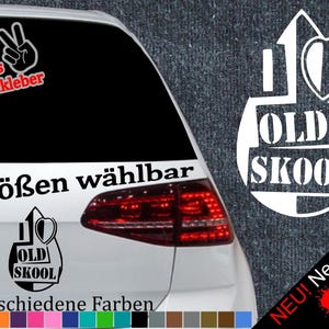 Puede incluir: Un coche blanco con una pegatina en la ventana trasera que dice "I ♥ Old Skool". La pegatina tiene forma de corazón con un signo de paz en la parte superior. El coche también tiene una pegatina en el parachoques trasero que dice "6 Größen wählbar" y "21 verschiedene Farben".