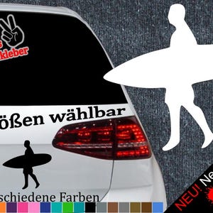 Puede incluir: Un coche blanco con una pegatina de surfista en blanco y negro en la ventana trasera. La pegatina dice "6 Größen wählbar" y "21 verschiedene Farben". También hay una pegatina en la ventana trasera que dice "+ Gratis Testaufkleber".