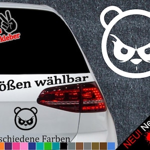 Puede incluir: Un coche blanco con una pegatina de panda negro en la ventana trasera. La pegatina dice "6 Größen wählbar" y "21 verschiedene Farben". También hay pegatinas de un signo de paz y un texto que dice " + Gratis Testaufkleber".