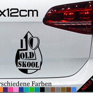 Könnte beinhalten: Schwarzer Vinyl-Aufkleber, 19 x 12 cm, mit den Worten "I OLD SKOOL" in einer stilisierten Tropfenform und einem Herz. Der Aufkleber wird auf einem weißen Auto gezeigt. Der Text "21 verschiedene Farben" ist ebenfalls vorhanden.