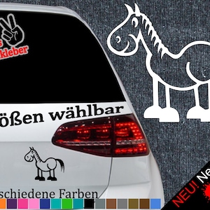 Puede incluir: Un coche blanco con una pegatina de caballo negro en la ventana trasera. La pegatina dice "6 Größen wählbar" y "21 verschiedene Farben". También hay pegatinas de un signo de paz y un texto que dice " + Gratis Testaufkleber".