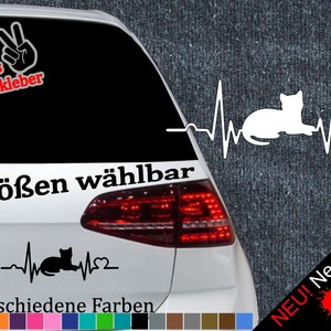 Könnte beinhalten: Ein weißes Auto mit einem schwarzen Katzen-Silhouetten-Herzschlag-Aufkleber auf der Heckscheibe. Der Aufkleber sagt "6 Größen wählbar" und "21 verschiedene Farben".