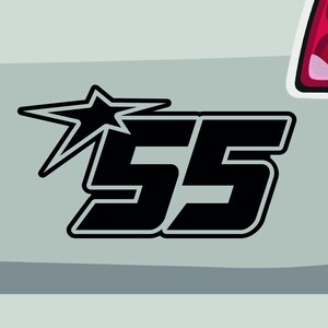Pode incluir: Número de corrida preto e branco 55 com uma estrela preta acima.