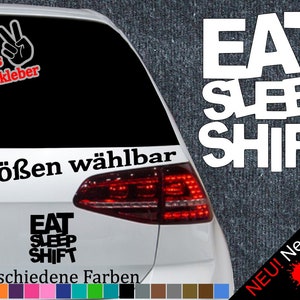 Könnte beinhalten: Ein weißes Auto mit einer schwarzen Heckscheibe und einem schwarz-weißen Aufkleber mit der Aufschrift "EAT SLEEP SHIFT" auf der Rückseite. Der Aufkleber ist in 6 Größen und 21 Farben erhältlich. Der Text "NEU! Neonfarben" ist ebenfalls auf dem Bild zu sehen.