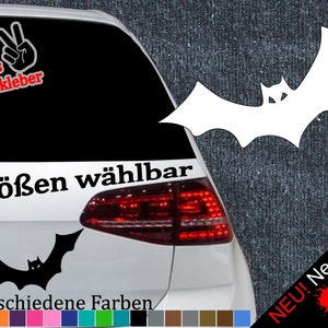 May include: A white car with a black bat sticker on the back window. The sticker says "6 Größen wählbar" and "21 verschiedene Farben". There is also a sticker of a peace sign with the text "+ Gratis Testaufkleber".