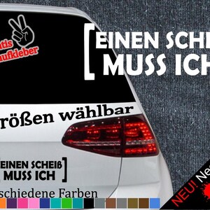 Puede incluir: Un coche blanco con una pegatina en blanco y negro que dice "[EINEN SCHEIB MUSS ICH]" y "6 Größen wählbar". La pegatina está en la ventana trasera del coche. Hay una pegatina más pequeña en la esquina inferior izquierda de la ventana trasera que dice "+ Gratis Testaufkleber".