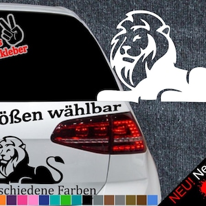 Puede incluir: Un coche blanco con una calcomanía de león negro en la ventana trasera. La calcomanía dice "6 Größen wählbar" y "21 verschiedene Farben". También hay una calcomanía de león negro más pequeña en la parte trasera del coche. El texto "NEU! Neonfarben" está en el lado derecho de la imagen.