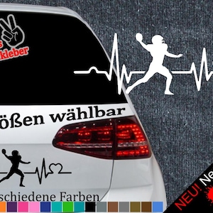 Könnte beinhalten: Weißer Vinyl-Aufkleber mit einem laufenden American-Football-Spieler, einer Herzschlaglinie und den Worten "6 Größen wählbar" und "21 verschiedene Farben".