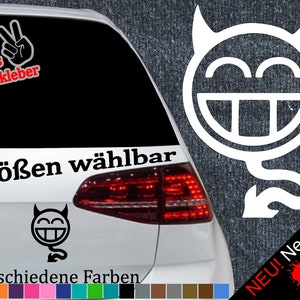 以下が含まれることがあります： 後ろの窓に白黒の悪魔のスマイリーフェイスのステッカーが貼られた白い車。ステッカーには尻尾と角があります。車には「6 Größen wählbar」と「21 verschiedene Farben」の文字が書かれています。「NEU! Neonfarben」の文字が画像の右側にある。