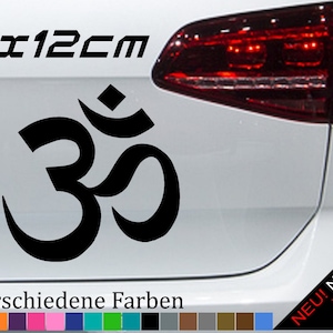 Può includere: Un adesivo nero con il simbolo Om, di 12 cm per 12 cm, su un'auto bianca. L'adesivo è disponibile in 21 colori diversi. Il testo "NEU! Neonfarben" è visibile nell'angolo in basso a destra dell'immagine.