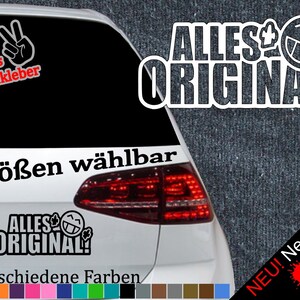 以下が含まれることがあります： 白い車に、黒と白のステッカーが貼ってあります。ステッカーには「ALLES ORIGINAL!」とスマイリーマークが書かれています。ステッカーは車のリアウィンドウに貼られています。車は赤いテールライトが付いています。ステッカーは6つのサイズと21色のカラーバリエーションがあります。「NEU! Neonfarben」というテキストは、画像の右側に赤と黄色の色で書かれています。
