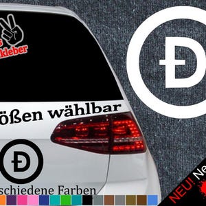 Könnte beinhalten: Ein weißes Auto mit einem schwarz-weißen Aufkleber auf der Heckscheibe. Der Aufkleber lautet "6 Größen wählbar" und zeigt einen Kreis mit einem "D" darin. Der Aufkleber enthält auch ein Peace-Zeichen und den Text "+ Gratis Testaufkleber".