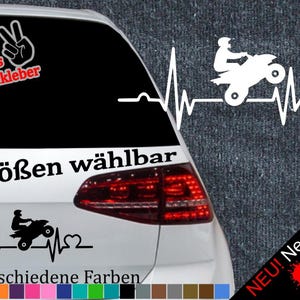 Könnte beinhalten: Ein weißer Aufkleber mit einer Silhouette einer Person, die ein ATV fährt, mit einer Herzschlaglinie dahinter. Der Aufkleber lautet "6 Größen wählbar" und "21 verschiedene Farben".