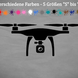 Puede incluir: Silueta negra de un dron con una cámara en la parte inferior. El dron tiene cuatro hélices y está volando en el aire. El texto sobre el dron dice "18 verschiedene Farben - 5 Größen "S" bis "XXL"