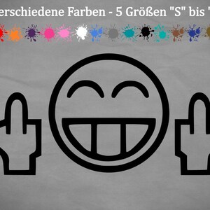 Könnte beinhalten: Schwarz-weißer Sticker eines Smiley-Gesichts mit erhobenen Mittelfingern. Der Sticker hat den Text "18 verschiedene Farben - 5 Größen "S" bis "XXL" darüber.