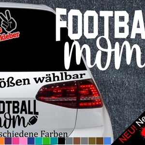 Könnte beinhalten: Ein weißes Auto mit einem schwarzen und weißen Vinyl-Aufkleber, auf dem "FOOTBALL mom" mit einem Fußball-Motiv steht. Der Aufkleber ist in 6 Größen und 21 Farben erhältlich. Der Text "+ Gratis Testaufkleber" ist in der oberen linken Ecke des Bildes zu sehen.
