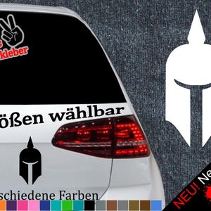 Puede incluir: Un coche blanco con una pegatina en blanco y negro de un casco espartano en la ventana trasera. La pegatina dice "6 Größen wählbar" y "21 verschiedene Farben". Hay una pegatina más pequeña en la ventana trasera que dice "+ Gratis Testaufkleber".