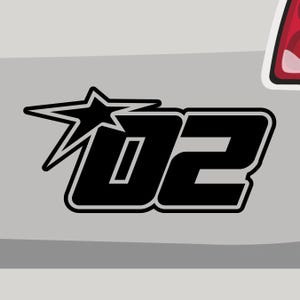 Pode incluir: Adesivo de número de corrida preto e branco com uma estrela, apresentando o número "02".