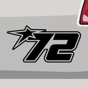 Pode incluir: Adesivo preto e branco com uma estrela e o número 72. A estrela está acima do número 72.