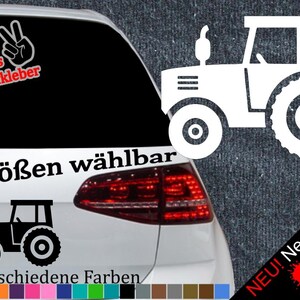Könnte beinhalten: Ein weißer Traktor-Silhouettenaufkleber mit dem Text "6 Größen wählbar" und "21 verschiedene Farben" in Schwarz. Der Aufkleber befindet sich auf der Heckklappe eines Autos mit einem roten Rücklicht. Der Text "NEU! Neonfarben" befindet sich in der unteren rechten Ecke des Bildes.