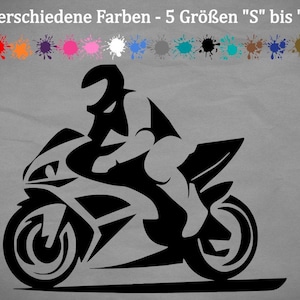 Puede incluir: Gráfico en blanco y negro de una motocicleta con un piloto, sobre un fondo gris. La imagen incluye texto en la parte superior que indica 18 opciones de color y 5 tallas de la S a la XXL. La moto tiene un diseño moderno.