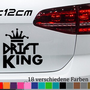 Puede incluir: Una pegatina de vinilo en blanco y negro con el texto "Drift King" y una corona sobre el texto. La pegatina mide 12 cm por 12 cm y está disponible en 18 colores diferentes.