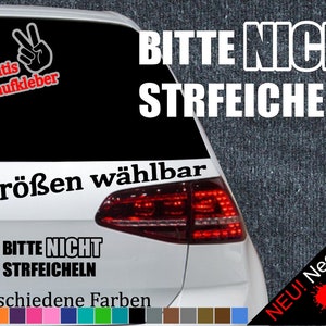 Könnte beinhalten: Ein weißes Auto mit einem schwarz-weißen Aufkleber, auf dem "Bitte Nicht Streicheln" steht. Der Aufkleber befindet sich an der Heckscheibe des Autos. Das Auto hat ein rotes Rücklicht und eine schwarze Stoßstange. Der Aufkleber ist in 6 Größen und 21 Farben erhältlich. Ein kostenloser Testaufkleber ist im Lieferumfang enthalten.