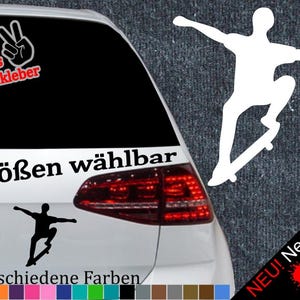 Puede incluir: Una silueta blanca de una persona haciendo skateboard con el texto "6 Größen wählbar" y "21 verschiedene Farben" debajo. La imagen está en un coche con una luz trasera roja. El texto "+ Gratis Testaufkleber" está en la esquina superior izquierda.