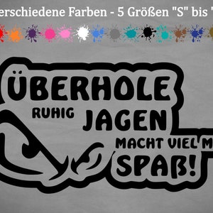 Puede incluir: Pegatina en blanco y negro con el texto "ÜBERHOLE RUHIG JAGEN MACHT VIEL MEHR SPAB!" en una fuente en negrita y estilizada.