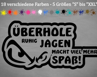 Könnte beinhalten: Schwarz-weißer Aufkleber mit dem Text "ÜBERHOLE RUHIG JAGEN MACHT VIEL MEHR SPAB!" in einer fetten, stilisierten Schrift.