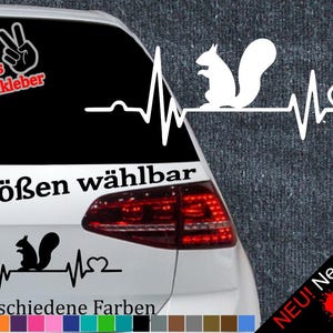Könnte beinhalten: Ein weißes Auto mit einem schwarz-weißen Aufkleber eines Eichhörnchens mit einem Herzschlag und einem Herzen. Der Aufkleber lautet "6 Größen wählbar" und "21 verschiedene Farben".