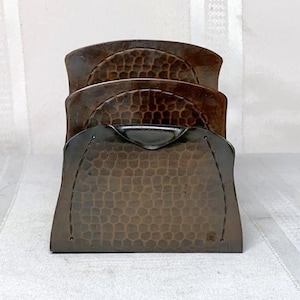 Roycroft, estante para cartas de 2 compartimentos, borde curvado, cobre martillado, pátina original