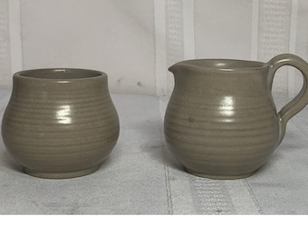 Jarra para crema y azucarero de cerámica Marblehead, color gris mate/beige, etiqueta de papel original, bonito.
