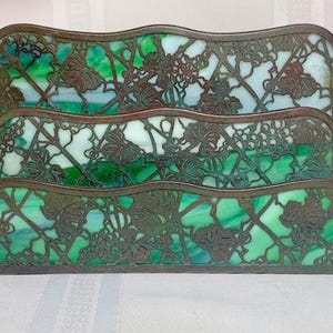 Estante para cartas Grapevine de Tiffany Studios, 2 compartimentos, pátina verde y vidrio, bonito