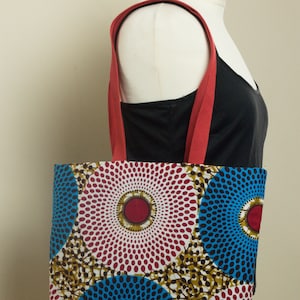 Sac fourre-tout de taille moyenne en tissu africain Ankara réutilisable rouge et bleu avec des bretelles rouges, utile pour faire du shopping, un cartable, des sacs de plage