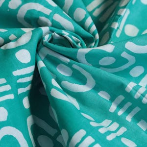 Nigerianskt handgjort Adire-tyg, turkos och vit geometrisk textil, säljs per meter