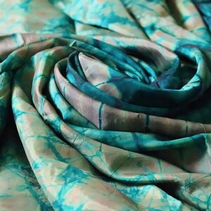 4 meter - Grönt tie dye-tema 45"W Polysilk-tyg säljs i förpackning, adire-inspirerat tyg