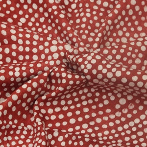 Rote Punkte Afrikanischer handbedruckter Batik-Baumwollstoff wird als Schüttware verkauft